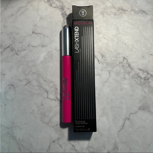 Model CO LashXtend Mascara in color black - Picture 2 of 4